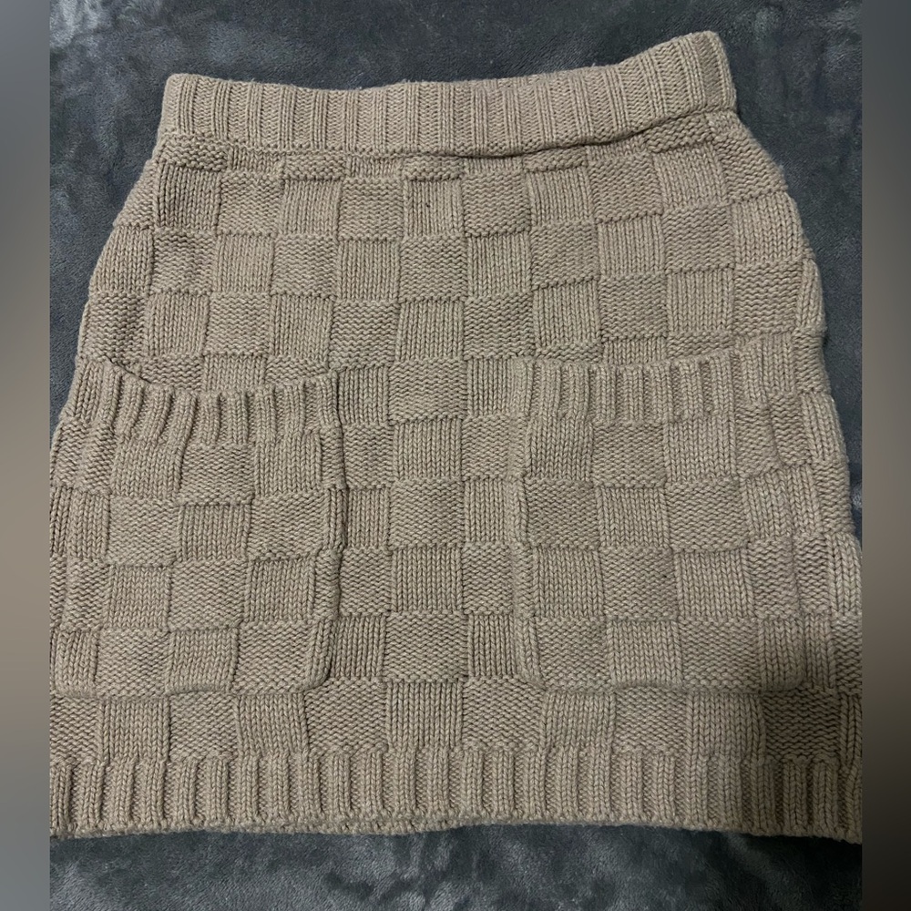 Cream/Tan Knit Skirt With 2 Large Pockets No Size Tag But Fits Like M/L